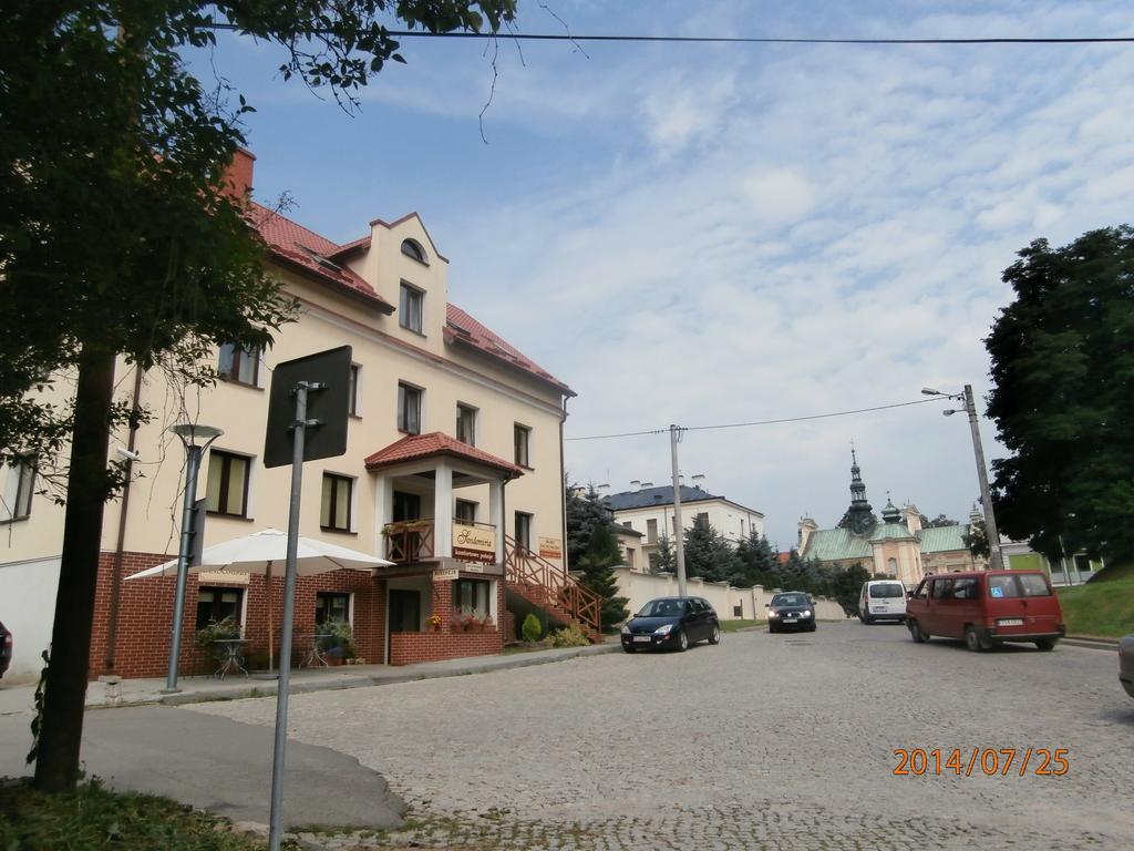 Sandomiria Buitenkant foto